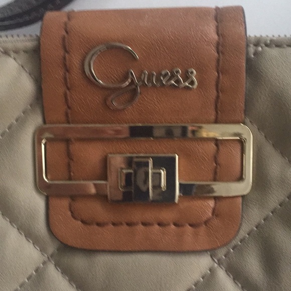 Preowned Guess women,s cross body handbag$38.00 - Picture 2 of 12